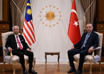 ISMAIL SABRI YAAKOBb dan Recep Tayyiop Erdogan dalam pertemuan di Turkiye.