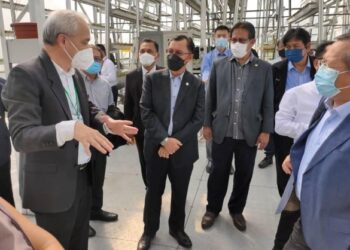 STEPHEN Rundi (dua dari kiri) bersama rombongan ketika melawat ke tapak projek pertanian di Singapura