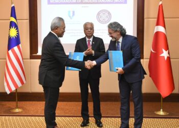 YUSERRIE Zainuddin (kiri) bertukar dokumen MoU dengan Ahmet Zeki Sengil (kanan) dengan disaksikan Ismail Sabri Yaakob (tengah) dalam majlis yang berlangsung di Ankara, Turki.