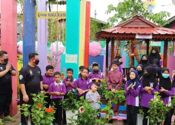 TUANKU SYED FAIZUDDIN PUTRA JAMALULLAIL (dua dari kiri) menyermpurnkan program Ekspresi Muzik Jalanan (EMJ) 2022 anjuran Dewan Bahasa dan Pustaka (DBP) di Projek DiRaja Program Transformasi Kampung Nelayan Warna-Warni Seberang Ramai, Kuala Perlis, Kangar di sini baru-baru ini.