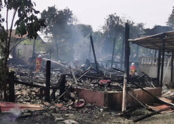 TIGA buah kediaman yang musnah dalam kebakaran di Kampung Banggol, Kota Bharu, Kelantan hari ini. -UTUSAN/ ROSALWANI CHE SOH