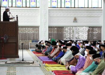 UMAT Islam menunaikan  solat sunat AidilAdha di Masjid Sultan Idris Shah II di Ipoh hari ini. - UTUSAN/MUHAMAD NAZREEN SYAH MUSTHAFA