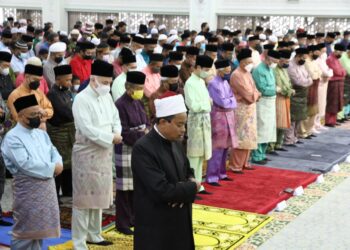 SULTAN Nazrin Muizzuddin Shah (dua dari kiri) menunaikan solat sunat AidilAdha di Masjid Sultan Idris Shah II di Ipoh hari ini. - UTUSAN/MUHAMAD NAZREEN SYAH MUSTHAFA
