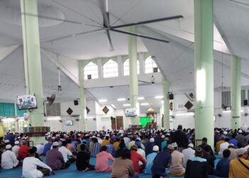 UMAT Islam tidak melepaskan peluang untuk menunaikan solat sunat Aidiladha di sebuah masjid di Seberang Jaya, Pulau Pinang hari ini.