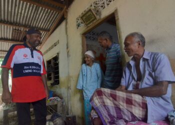 ABDUL Azeez Abdul Rahim (kanan) bertemu dengan mangsa tragedi kepala air dan banjir ketika menyampaikan bantuan kepada mereka di Kampung Iboi, Kupang di Baling. -UTUSAN/IQBAL HAMDAN