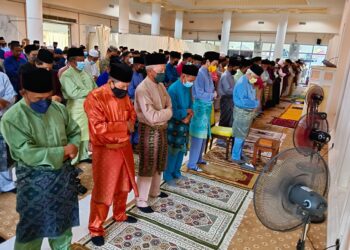 TUANKU Muhriz Ibni Almarhum Tuanku Munawir berangkat menunaikan solat sunar Aidiladha di Masjid Diraja Tuanku Munawir, Seri Menanti, Kuala Pilah hati ini.-UTUSAN/ZAKKINA WATI AHMAD TARMIZI