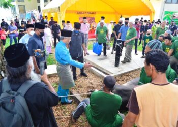 AL SULTAN ABDULLAH Ri’ayatuddin Al-Mustafa Billah Shah berkenan menunaikan ibadah korban di Masjid Tengku Ampuan Afzan, Indera Mahkota di Kuantan, Pahang. - UTUSAN/SHAIKH AHMAD RAZIF