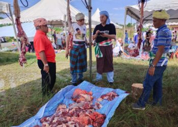 ANNUAR Musa (tiga kiri) semasa turun padang ke Majlis Korban Perdana Peringkat Parlimen Ketereh di Yayasan Kemiskinan Kelantan (YKK), Ketereh, Kelantan hari ini. -UTUSAN/YATIMIN ABDULLAH