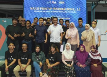 MOHD. Hairi Md. Shah (tengah) bersama-sama para peserta program IMSKILL kemahiran menggunting rambut dan pembuatan pastri yang baru tamat latihan.