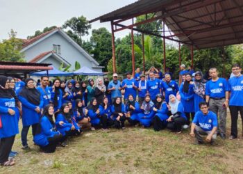 AHLI Paliko Malaysia dan penduduk setempat yang hadir pada Majlis Korban Perdana di Jalan Keretapi Lama, Juasseh, Kuala Pilah hari ini.-UTUSAN/NOR AINNA HAMZAH.