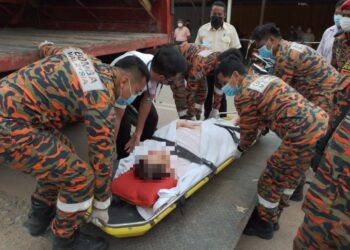 ANGGOTA bomba membantu mengangkat seorang lelaki obesiti di Kampung Ladang Geddes untuk dibawa ke Hospital Jempol, pagi tadi.