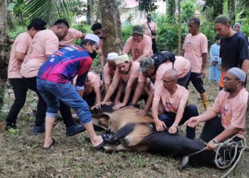 MOHD. Faizul Robhan Ahmad (empat dari kanan, barisan depan) semesa menyertai  Majlis Korban Kasih 5.0 Bersama Kelab Media Kelantan Darul Naim (Kemudi) di Masjid Ubudiah, Mukim Belimbing, Tanah Merah, Kelantan hari ini/ FOTO : ROSALWANI CHE SOH