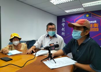 WONG Lum Yoke (kiri) dan Kang Eng Thye (kanan) yang ditipu skim pelaburan tidak wujud bersama Ooi Teik Liang dalam sidang akhbar di Pejabat MCA, Georgetown, Pulau Pinang hari ini.