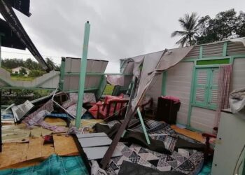 KIRA-KIRA 50 buah rumah di seluruh Perlis terjejas ekoran hujan lebat berserta angin kencang yang melanda hari ini. - UTUSAN