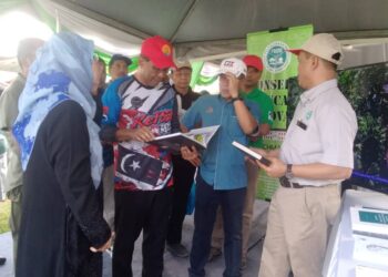 TAKIYUDDIN Hassan (dua dari kiri) melawat tapak pameran pada  program Mesra Rakyat Keluarga Malaysia (zon tengah) Kementerian Tenaga dan Sumber Asli di Trong, Bukit Gantang hari ini. - UTUSAN/WAT KAMAL ABAS