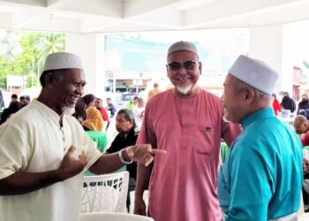 TUAN Ibrahim Tuan Man (kanan) meluangkan masa melayan tetamu yang hadir pada majlis Jamuan Rakyat Aidiladha Parlimen Kubang Kerian, Kelantan, hari ini. -UTUSAN/MUSTAQIM AMIR AZUARI MOHAMED