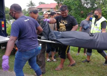 ANGGOTA polis mengusung mayat Mohd. Azizul Hafiz Abdullah yang ditemukan dalam parit di Kampung  Rajawali, Dungun, hari ini. - UTUSAN/NIK NUR IZZATUL HAZWANI NIK ADNAN