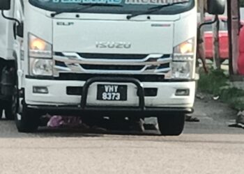 SEORANG warga emas maut terpelosok di bawah lori dalam kemalangan di Kilometer 1, Jalan Jemaluang-Mersing.