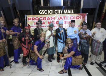 ISMAIL Abd. Muttalib (lima kiri) bersama cucu Mat Kilau, Mohd. Alhamadi Abu Bakar (tiga kanan) ketika hadir pada tayangan filem anjuran persatuan sukan, kebajikan dan kebudayaan JBPM di IOI CIty Mall, Putrajaya. - UTUSAN/FAISOL MUSTAFA