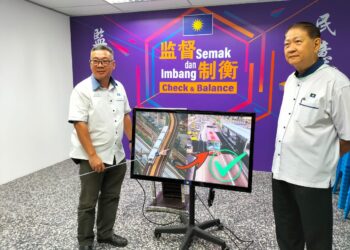 YEOH Chin Kah (kiri) dan Tang Heap Seng (kanan) dalam sidang akhbar di ibu pejabat MCA, Georgetown, Pulau Pinang hari ini.