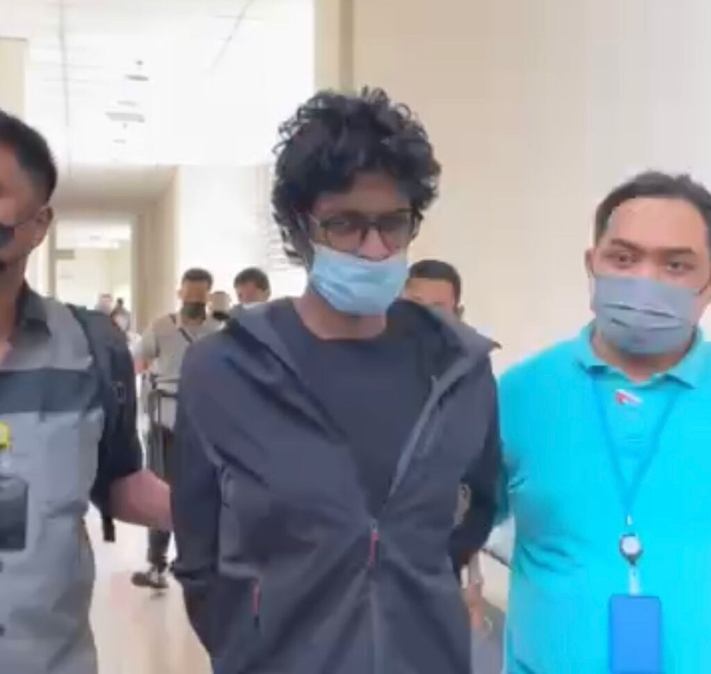 Teman lelaki wanita hina Islam di Kelab Komedi TTDI, Alexander Nivan tiba di Kompleks Mahkamah Petaling Jaya