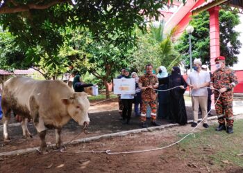 NOOR Neelofa Mohd. Noor (tiga kanan) melihat lembu sado sebelum disembelih pada Majlis Korban Perdana Jabatan Bomba dan Penyelamat Malaysia (JBPM) Kelantan di Tunjong, Kelantan hari ini. -UTUSAN/YATIMIN ABDULLAH