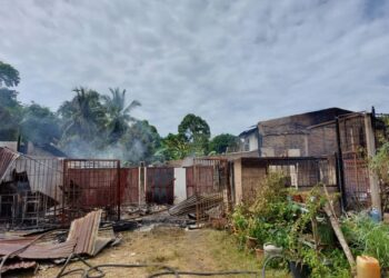 LOKASI kebakaran yang melibatkan dua buah rumah dan dua buah kedai di Kampung Cabang Tiga, Sungai Sok, Kuala Krai, Kelantan hari ini.-UTUSAN/ROSMIZAN RESDI.