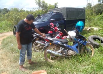 HELMIZAN Abdul Halim melihat motosikal milik adiknya yang hilang sejak lima hari lalu di sebuah dusun di atas bukit Sungai Batu Pahat, Jalan Bukit Ayer, Kangar, Perlis hari ini.-UTUSAN/ASYRAF MUHAMMAD