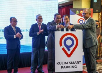 MUHAMMAD Sanusi Md. Nor (tiga dari kiri) melancarkan Kolaborasi Inisiatif Kulim Smart Parking antara Majlis Perbandaran Kulim dan Heitech Padu Bhd di Wisma Darul Aman, hari ini. - UTUSAN/ SHAHIR NOORDIN