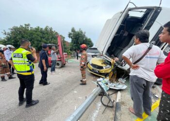 KEADAAN lokasi kemalangan di simpang empat lampu isyarat Kampung Dalam Kemunting, Pasir Puteh, Kelantan. - UTUSAN/TOREK SULONG