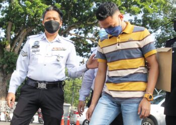 AMIRUL Anwar Mohamed diiring keluar selepas mengaku tidak bersalah atas pertuduhan memandu kenderaan secara melulu di Mahkamah Majistret, Jasin, Melaka. UTUSAN/RASUL AZLI SAMAD