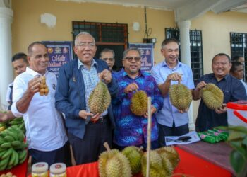 MAHDZIR Khalid (dua kiri) melihat hasil tanaman yang diusahakan penduduk kampung selepas mendengar Taklimat Khas Prospek Pedu di Kampung Padang Setol, Mukim Pedu hari ini. - UTUSAN/ SHAHIR NOORDIN