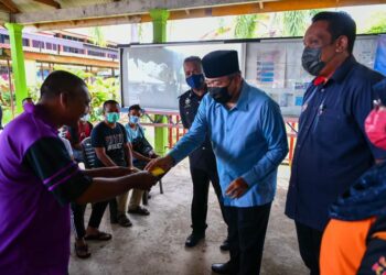 NAZIM Mohd. Alim menyampaikan sumbangan peribadi Yang di-Pertuan Agong kepada keluarga asnaf di Kampung Iboi, Baling, Kedah. - ISTANA NEGARA