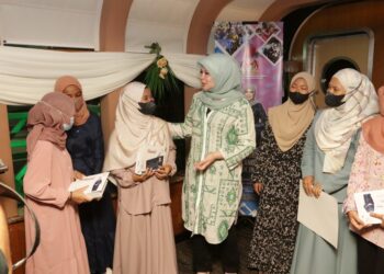 RINA Mohd. Harun meraikan kejayaan anak-anak penghuni Institusi Kanak-Kanak di bawah JKM yang mendapat keputusan cemerlang SPM 2021 di Cruise Tasik Putrajaya.