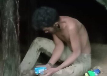 KEADAAN Zulhelmi Abdul Halim ketika ditemukan selamat di dalam sebuah gua di 
di atas bukit berhampiran Sungai Batu Pahat, Kangar, Perlis hari ini.