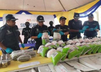 ZAZULI Johan (dua dari kiri) menunjukkan bungkusan biji kacang mengandungi dadah ketamin pada sidang akhbar di Nilai, Seremban hari ini. - UTUSAN/NOR SHAFAWATI YUP