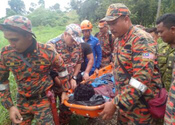 ZULHELMI Abdul Halim diusung turun ke bawah bagi mendapatkan rawatan lanjut selepas ditemukan di gua dalam kawasan Wang Leret di Sungai Batu Pahat, Kangar, Perlis hari ini. - UTUSAN/ASYRAF MUHAMMAD