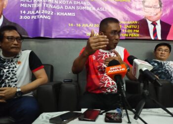 TAKIYUDDIN Hassan (tengah) semasa sidang akhbar selepas merasmikan Kejohanan Badminton Protech Seluruh Kelantan 2022 anjuran Persatuan Badminton Negeri Kelantan (PBNK) hari ini. - UTUSAN/YATIMIN ABDULLAH