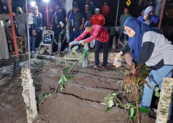 MUHAMAD Hazman Rahim bersama kakaknya, Nor Fatini menyiram air mawar ke pusara ahli keluarga mereka di Tanah Perkuburan Islam Masjid Permatang Pasir, Permatang Pauh, Pulau Pinang awal pagi tadi.
