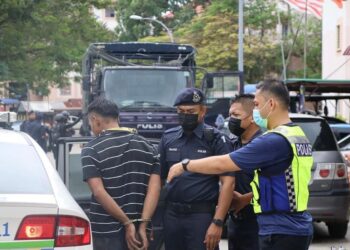 SALAH seorang daripada suspek yang ditahan polis dalam Operasi Cantas di PPR Harmoni Paya Nahu yang dikenali sebagai Flat Columbia di Taman Ria Jaya, Sungai Petani.