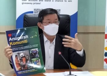 CHOW Kon Yeow (tiga dari kanan) dalam sidang akhbar mengenai isu-isu semasa di Georgetown, Pulau Pinang hari ini.