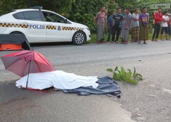 MAYAT mangsa yang meninggal dunia akibat kemalangan setelah motosikal dinaiki bersama suaminya terlanggar seekor babi di Jalan Kampung Melaka berhampiran Surau Hidayah Kampung Melaka, Sik pagi ini.