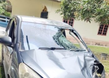 KERETA Perodua Axia mengalami kerosakan selepas terlibat dalam kemalangan di jalan Kota Bharu-Pasir Puteh, Kelantan semalam.-UTUSAN/ IHSAN POLIS