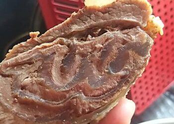 HIRISAN daging didakwa tertera kalimah Allah yang ditemukan Suzita Sulong di rumahnya di Kampung Chendor di Kuantan, Pahang.