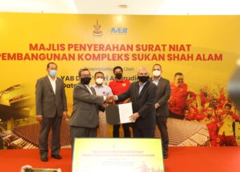 AMIRUDIN Shari (belakang, dua kiri) menyaksikan penyerahan LOI yang diserahkan oleh Haris Kasim (kiri) kepada Dell Akbar Khan dalam majlis penyerahannya untuk pembangunan KSSA, dekat Bangunan SUK di Shah Alam, Selangor, hari ini. - UTUSAN / MOHAMAD NAUFAL MOHAMAD IDRIS