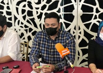 AZUAN Abdul Khair dalam sidang akhbar mengenai tuduhan dalam laman sosial terhadap syarikatnya di Ipoh hari ini. - UTUSAN/LIYANA RAMLI