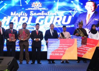 AMINUDDIN Harun menyampaikan Anugerah Tokoh Guru Negeri Sembilan 2022 kepada Ismail Jalaluddin (empat dari kanan) pada Majlis Sambutan Hari Guru Peringkat Negeri Sembilan 2022 yang diadakan di Seremban, semalam.