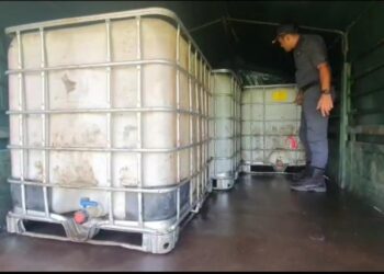 SEORANG pegawai penguatkuasa KPDNHEP memeriksa tangki yang terdapat di bahagian muatan sebuah lori yang diubah suai untuk membawa diesel berlebihan di Jalan Air Putih, Kemaman, hari ini. - UTUSAN/NIK NUR IZZATUL HAZWANI NIK ADNAN