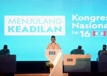 SAIFUDDIN Nasution Ismail berucap pada Kongres Nasional 2022 di IDCC Shah Alam, Selangor hari ini. -  UTUSAN/ZULFADHLI ZAKI