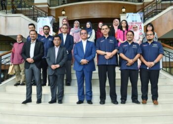 MOHAMMAD Mentek (depan tengah) bergambar dengan kepimpinan GSB UKM diterajui Zafir Khan Mohamed Makhbul (depan tiga dari kiri) di Bangi. - UTUSAN/AMREE AHMAD